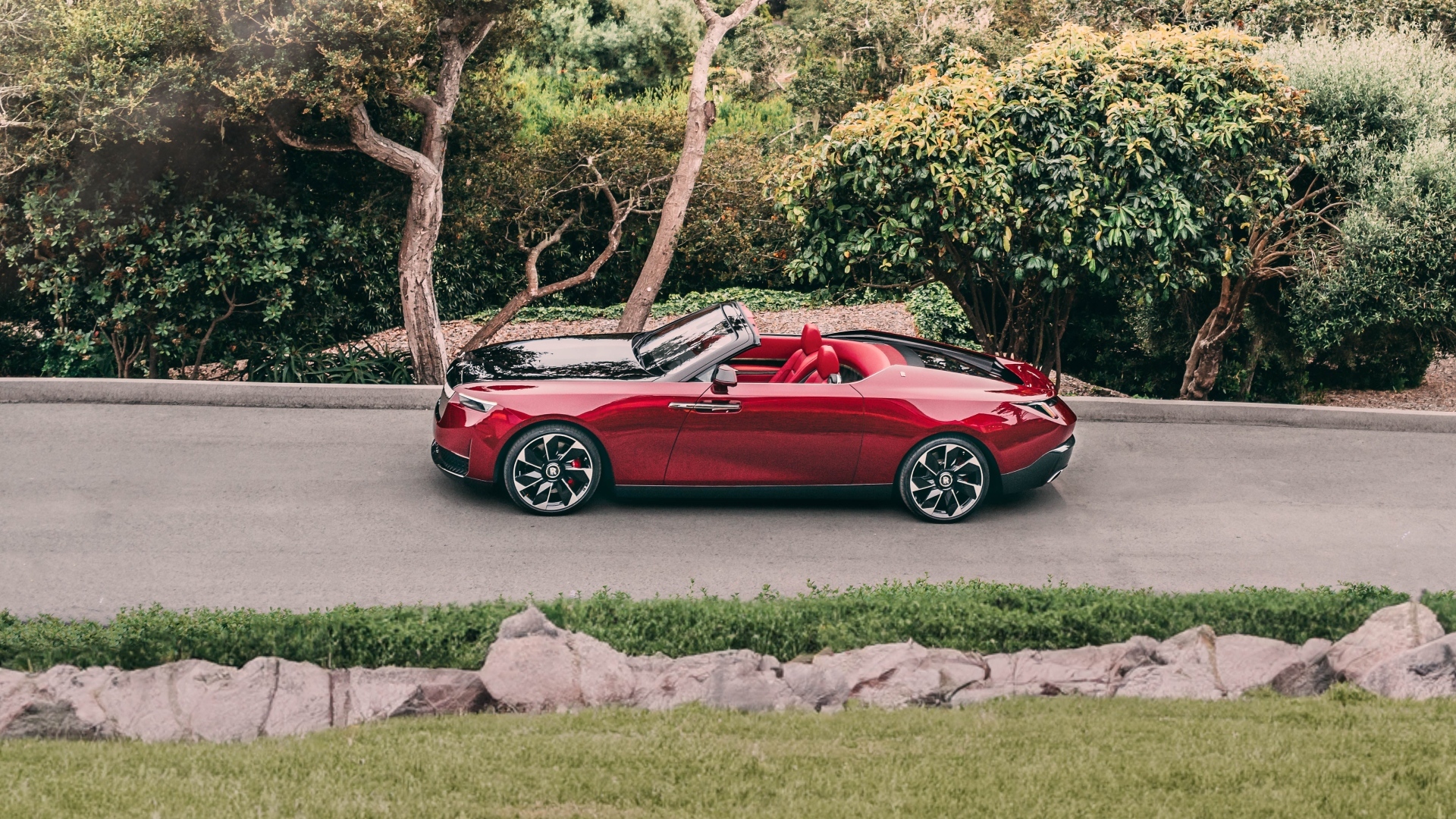 Вид сверху на красный автомобиль Rolls-Royce La Rose Noire Droptail 2023 года