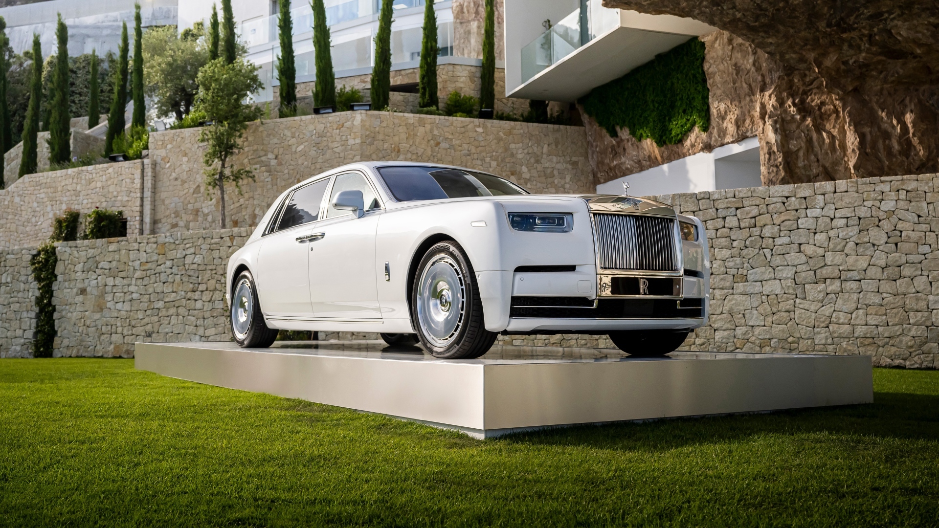 Белый автомобиль Rolls-Royce Phantom 2022 года у дома