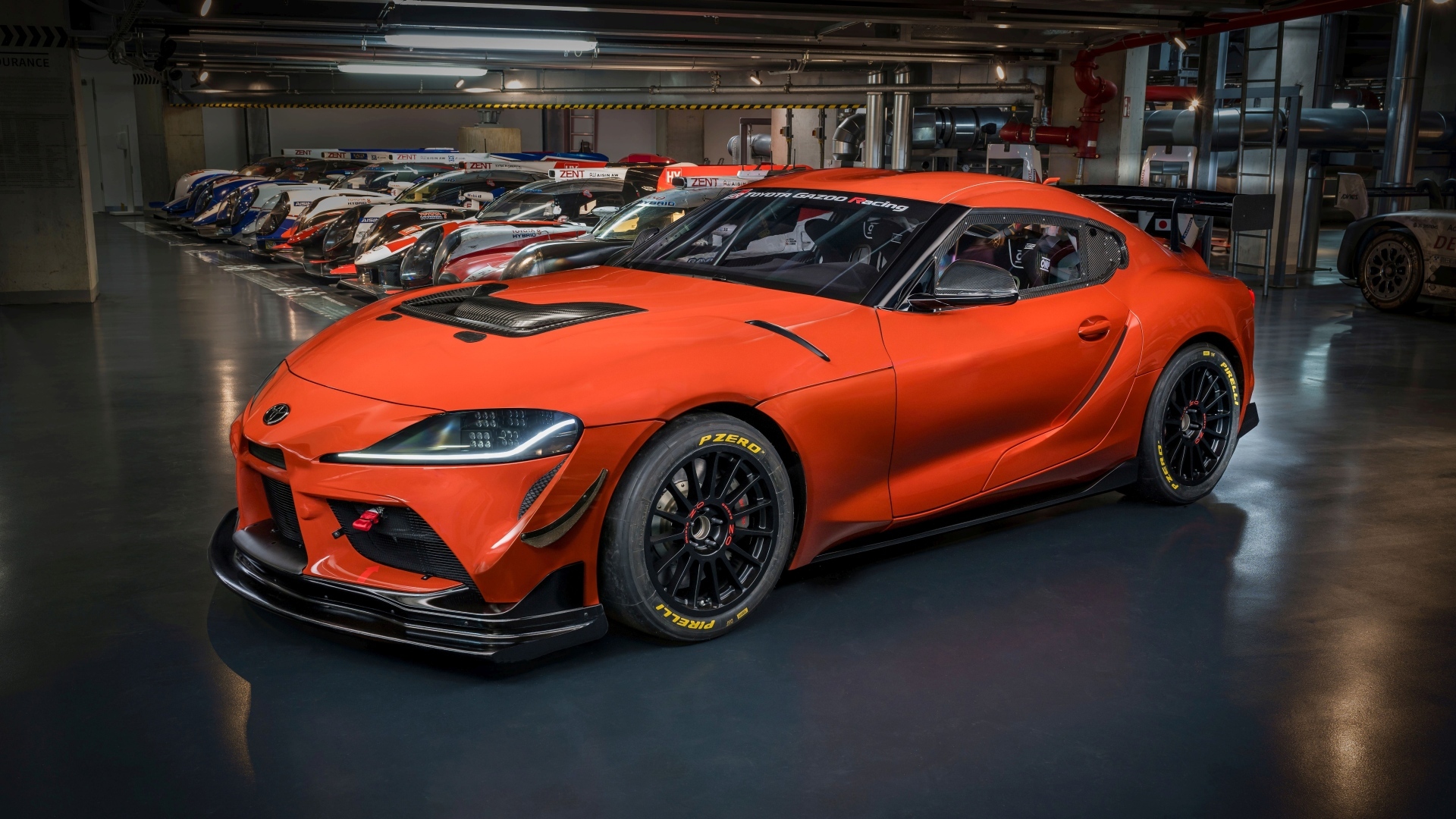 Быстрый красный автомобиль Toyota GR Supra GT4 100 Edition 2023 года