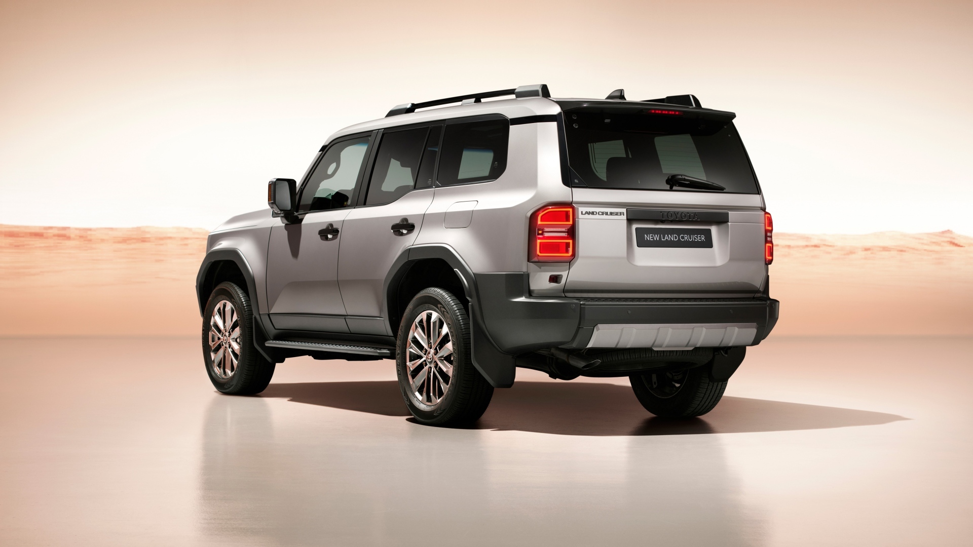 Вид сзади на автомобиль Toyota Land Cruiser 2024  года