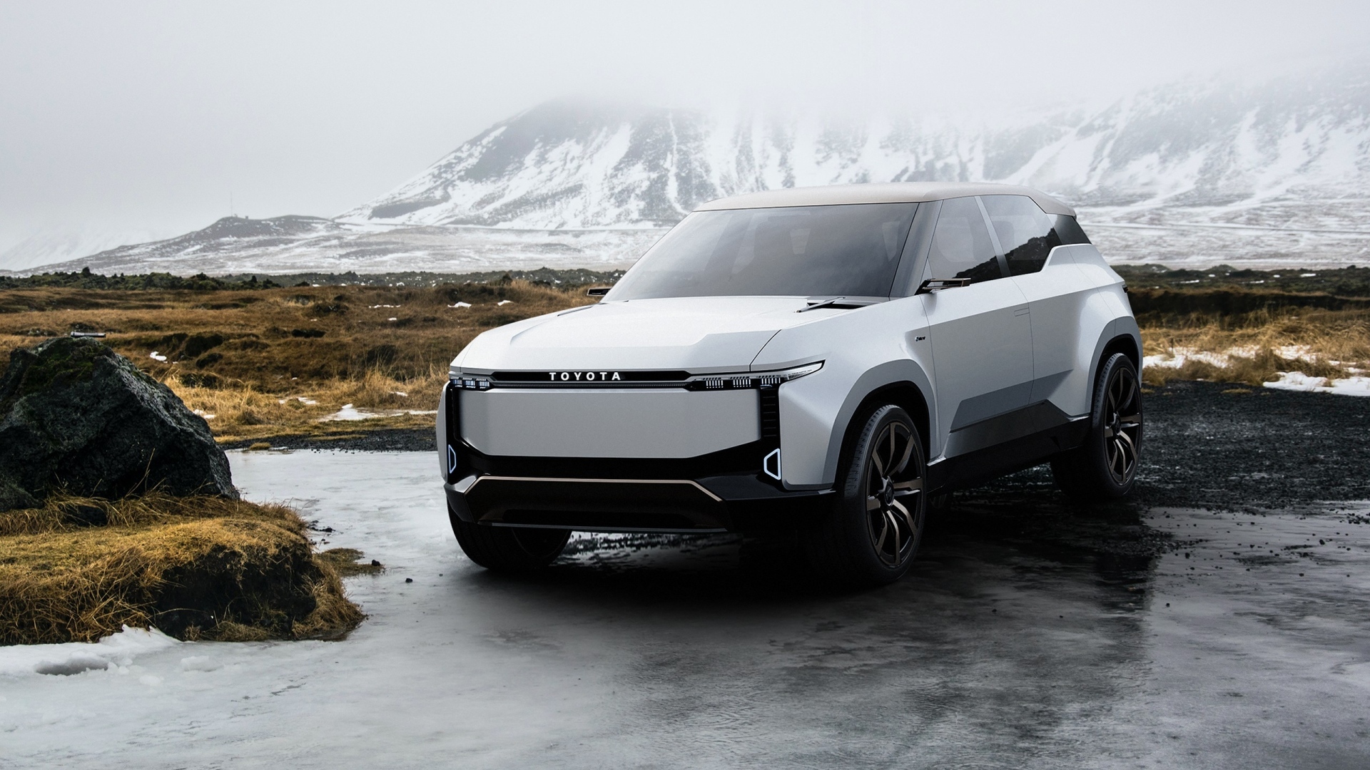 Внедорожник Toyota Land Cruiser Se 2023  года в горах