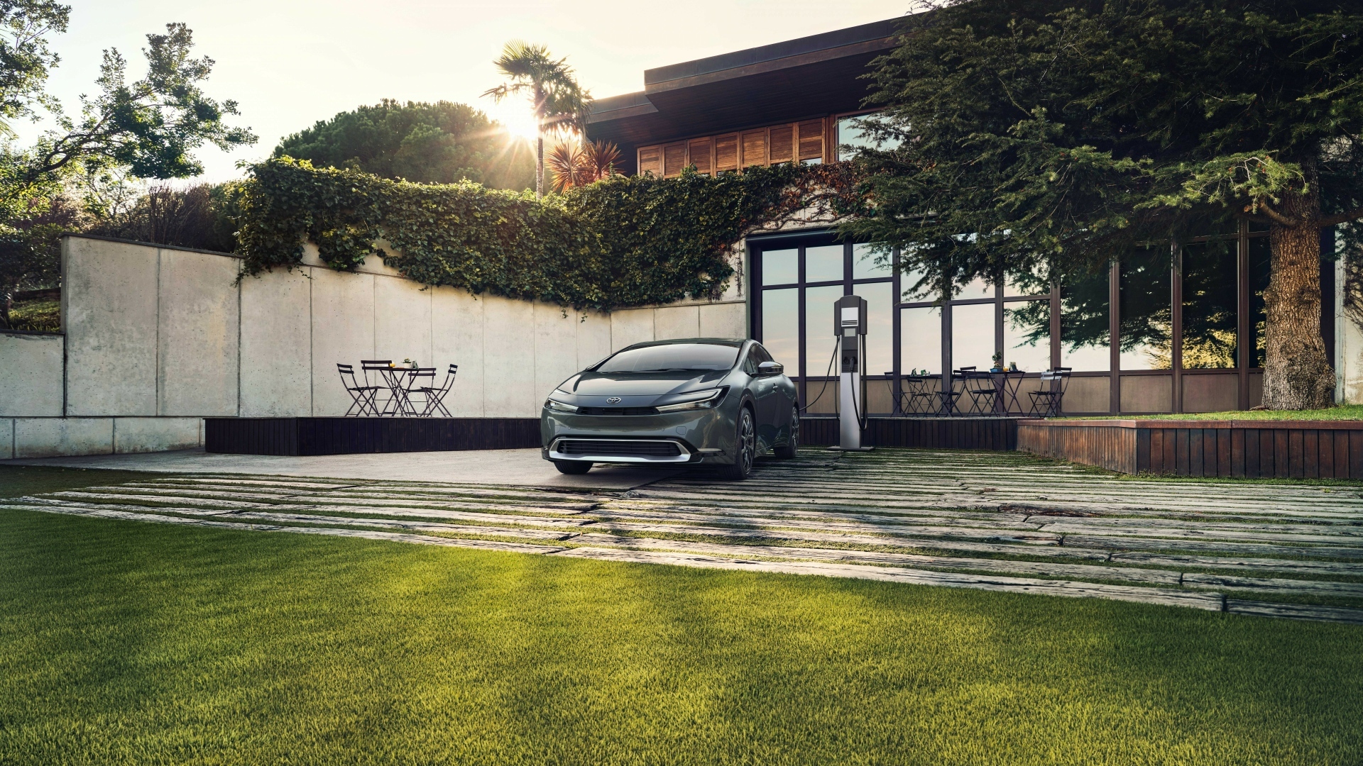 Автомобиль Toyota Prius Prime заправляется