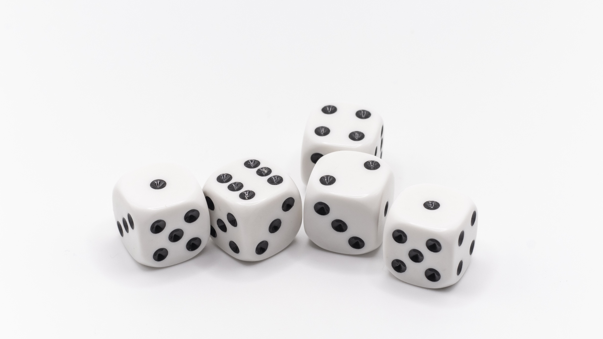 Игральные кости на белом фоне