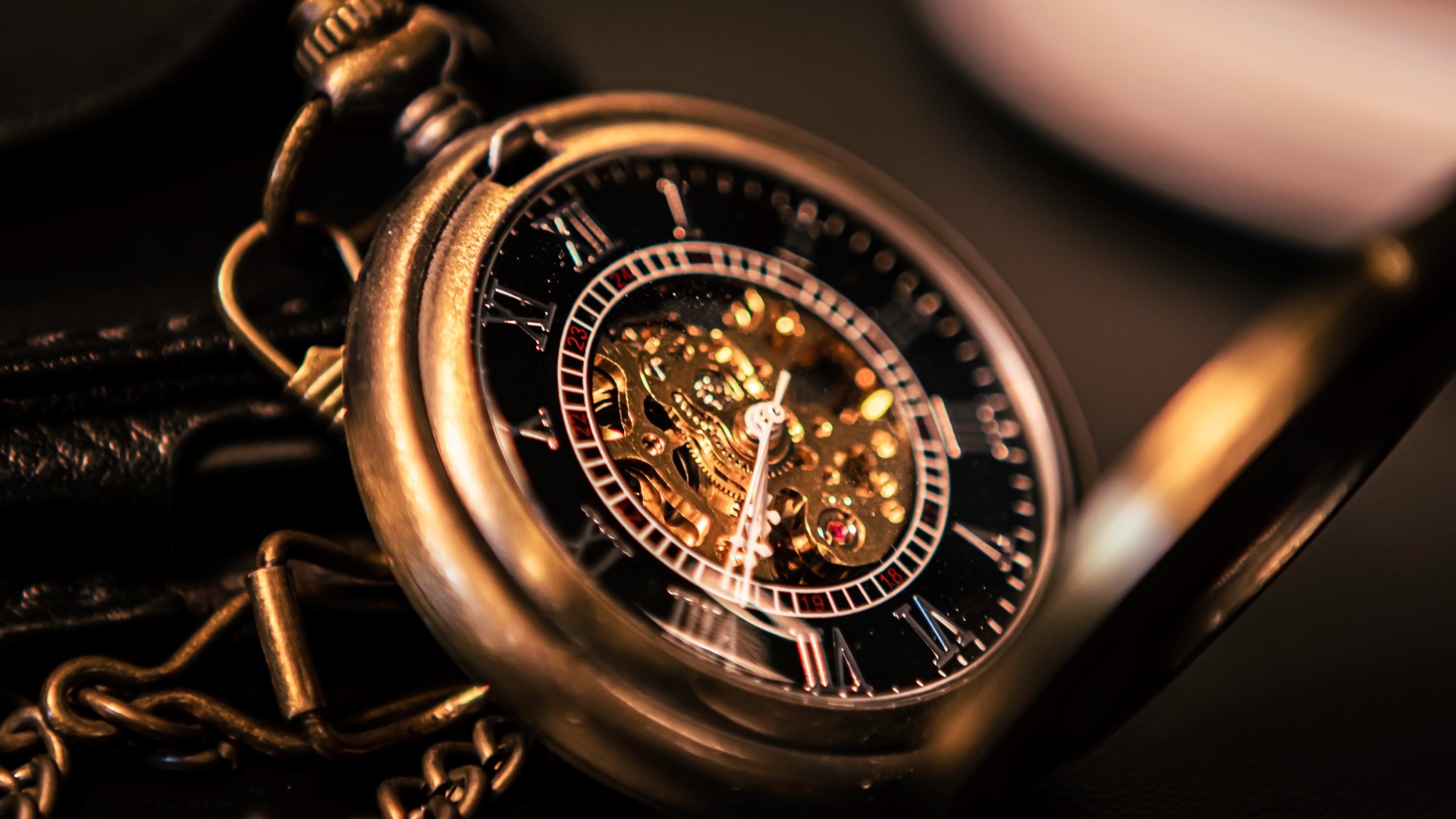 Золотые карманные часы на цепочке 