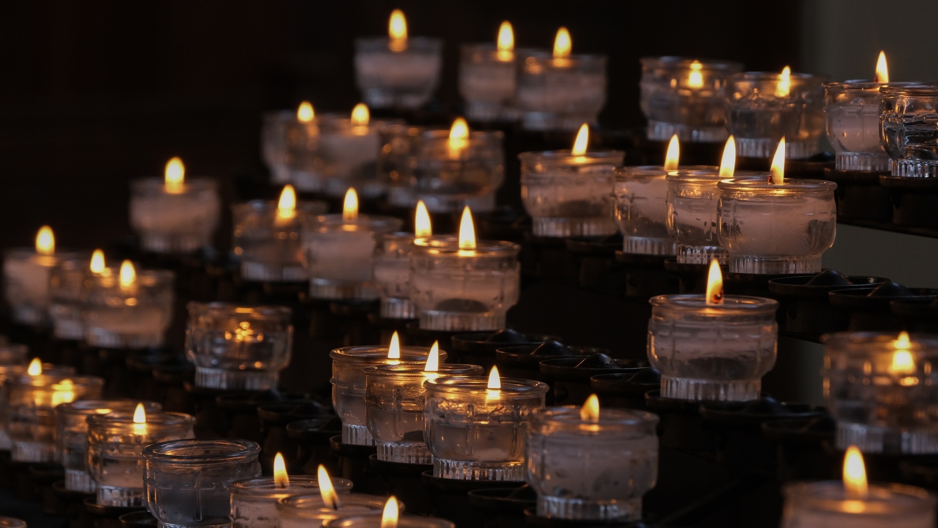 Много зажженных маленьких свечей
