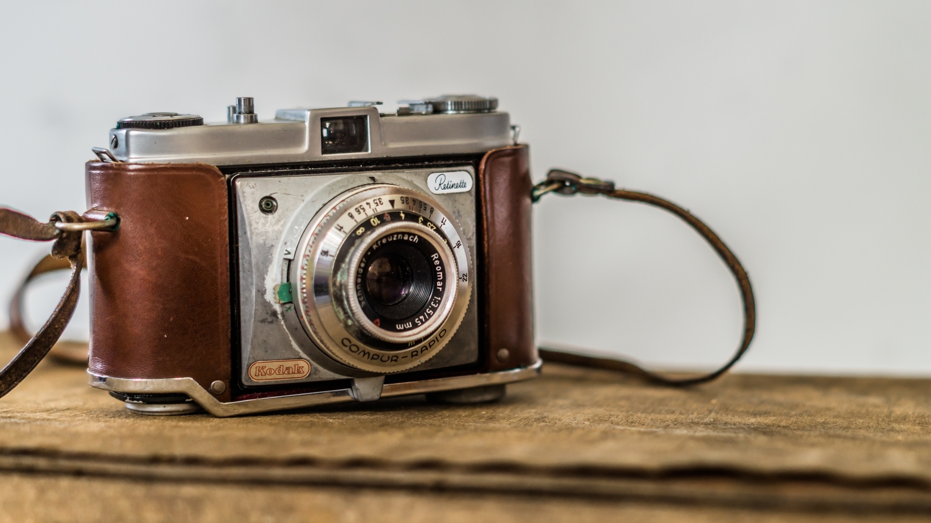 Старый винтажный фотоаппарат на столе