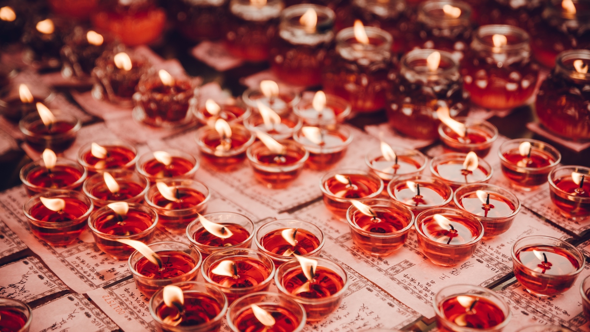 Маленькие зажженные ароматные красные свечи