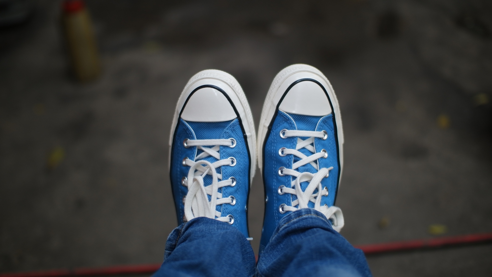 Кеды на ногах в джинсах