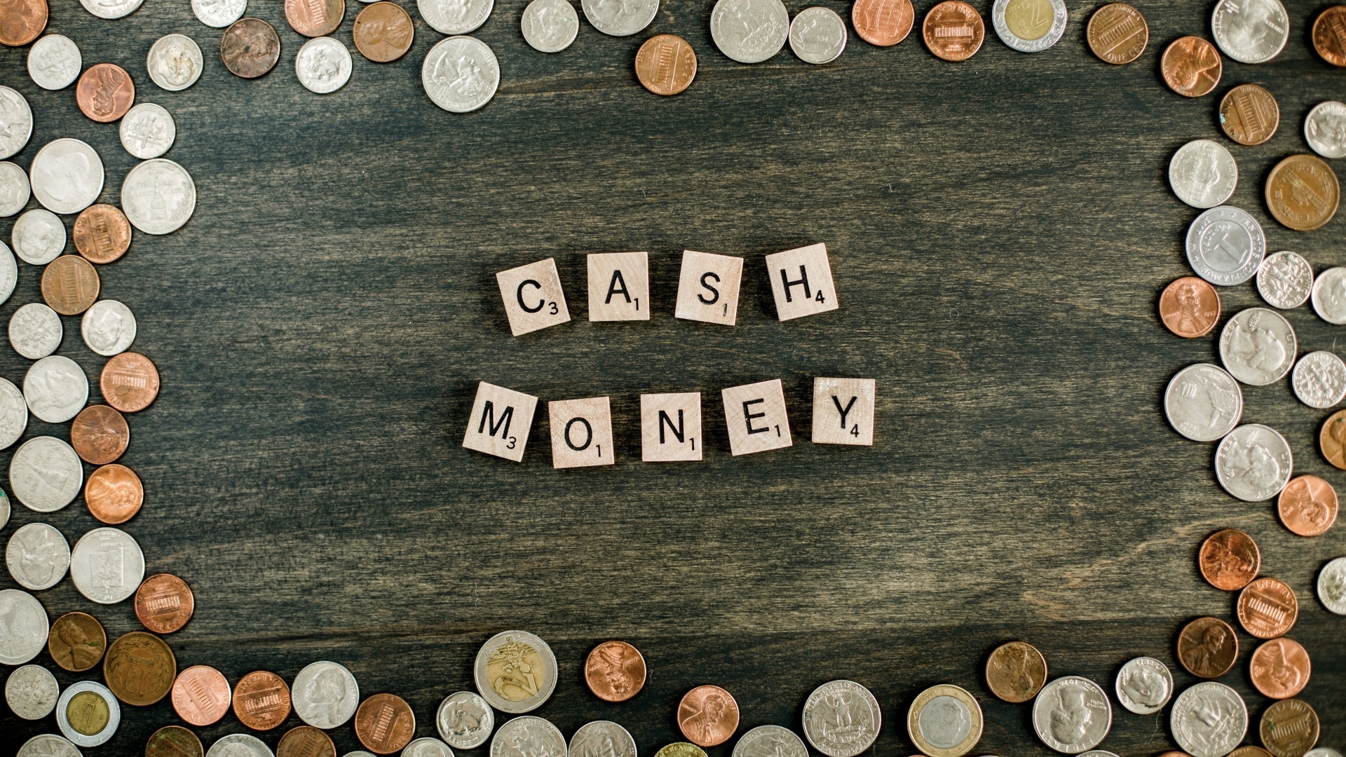 Много монет и кубики на столе