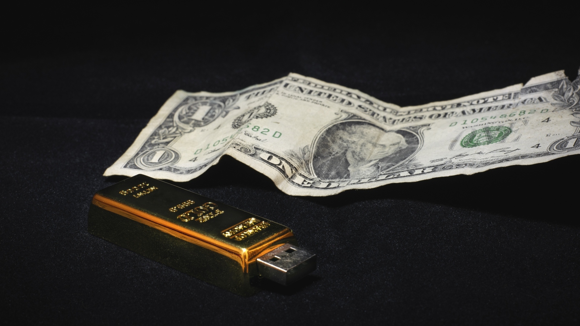 Один доллар и флешка на черном фоне