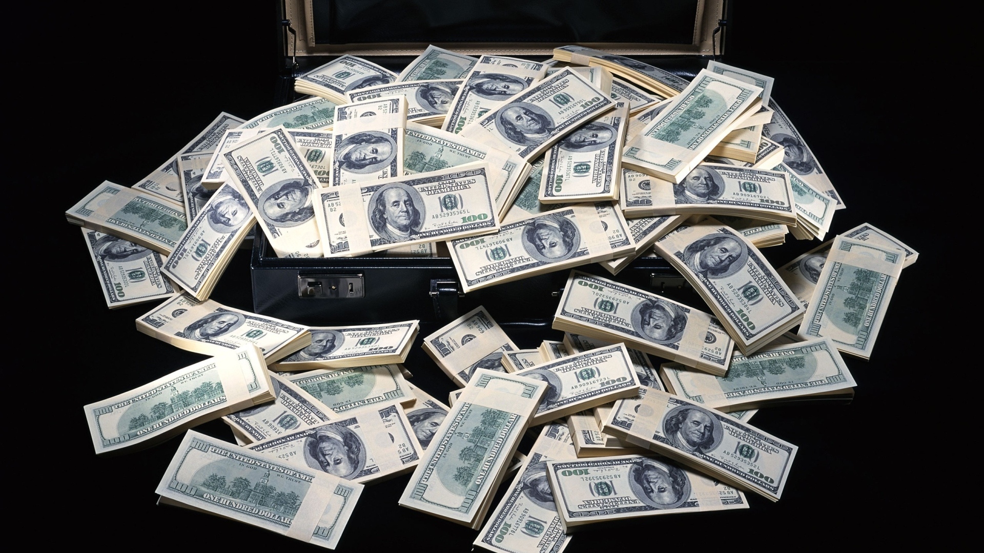 Пачки долларов в большом чемодане
