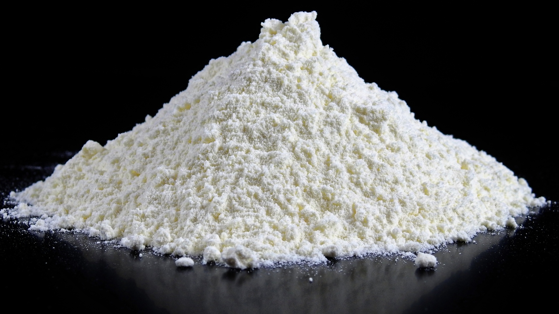 Горсть муки на черном фоне
