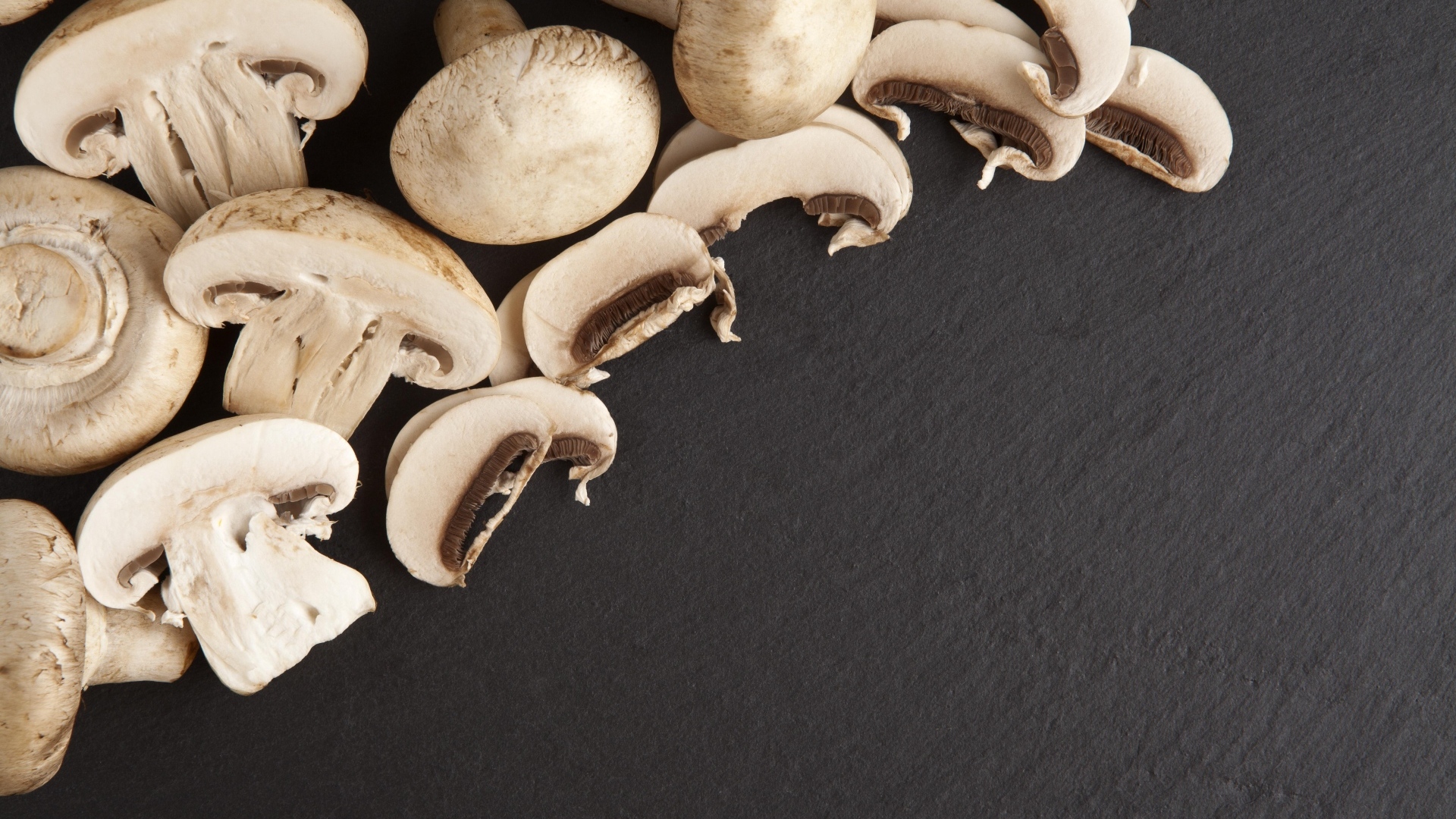 Аппетитные свежие шампиньоны на сером столе