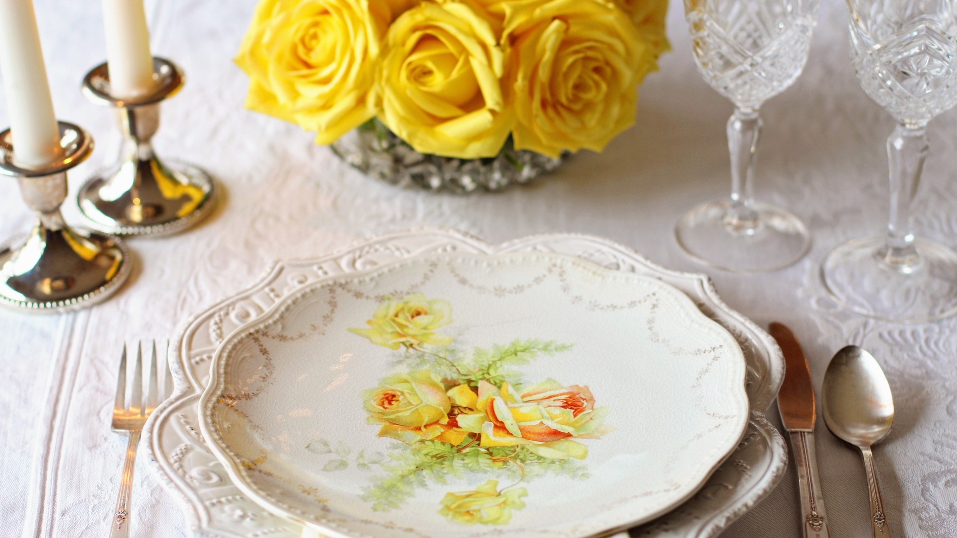 Красивая тарелка на столе с розами 