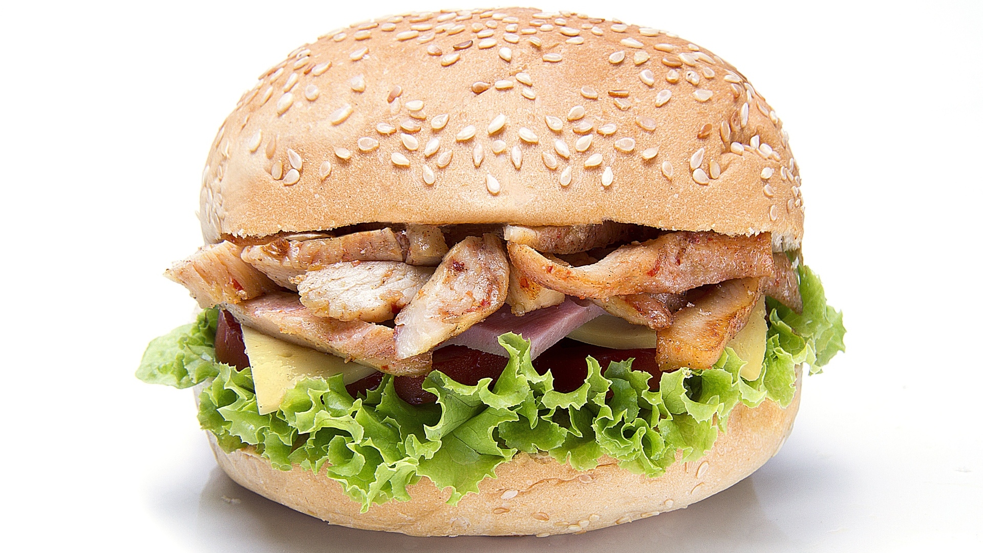 Большой сочный гамбургер с курицей на белом фоне