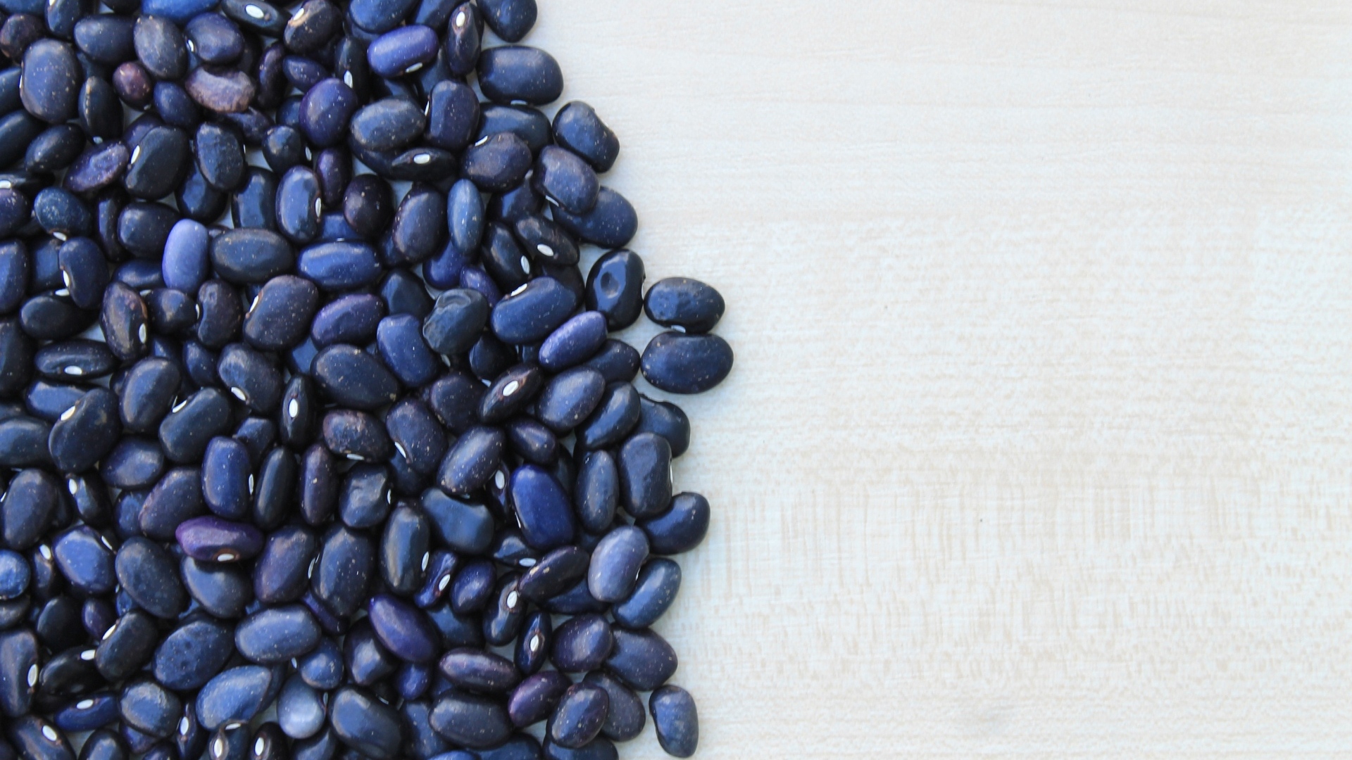 Черная фасоль на столе