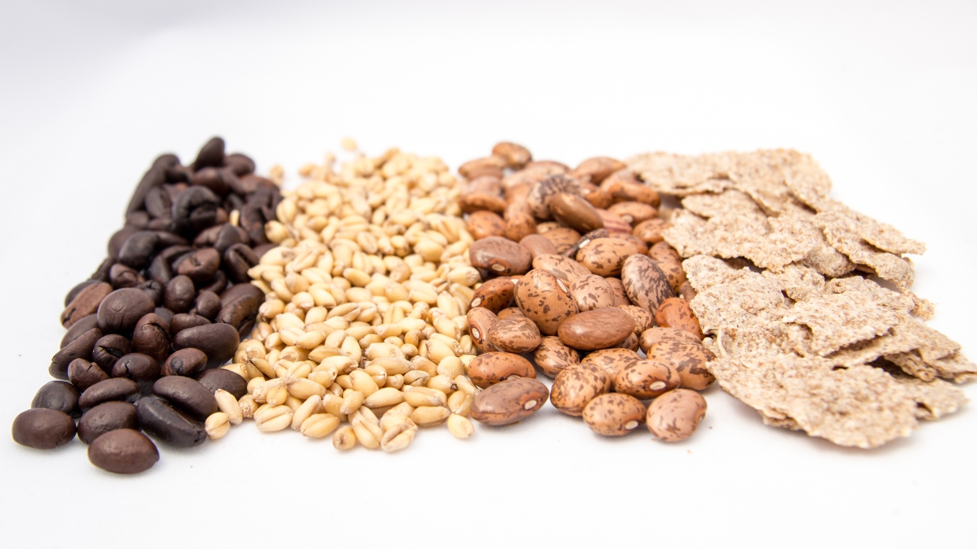 Хлопья и фасоль на белом фоне