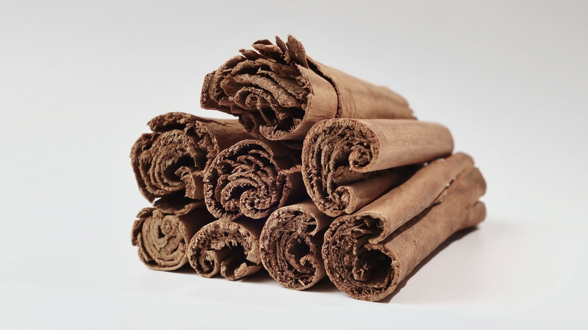 Корица на сером фоне