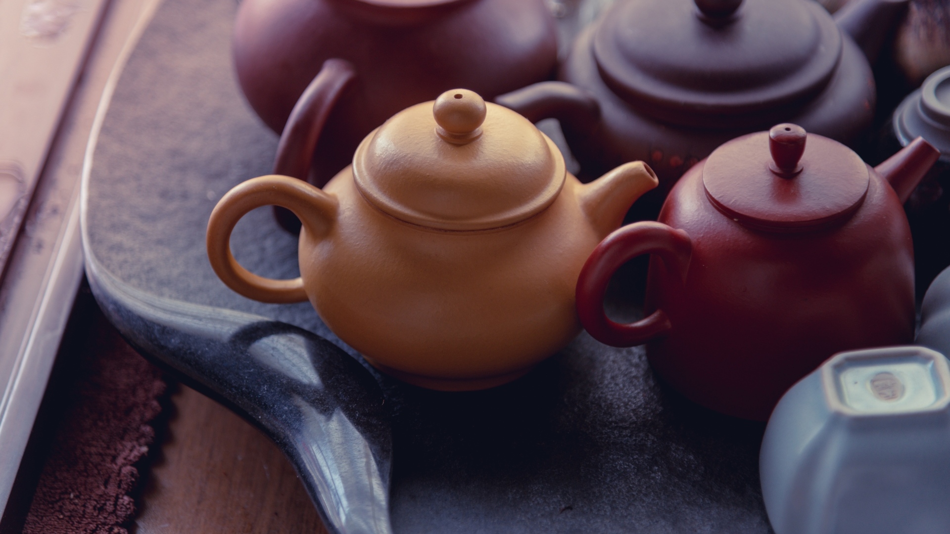 Глиняные чайники стоят на столе