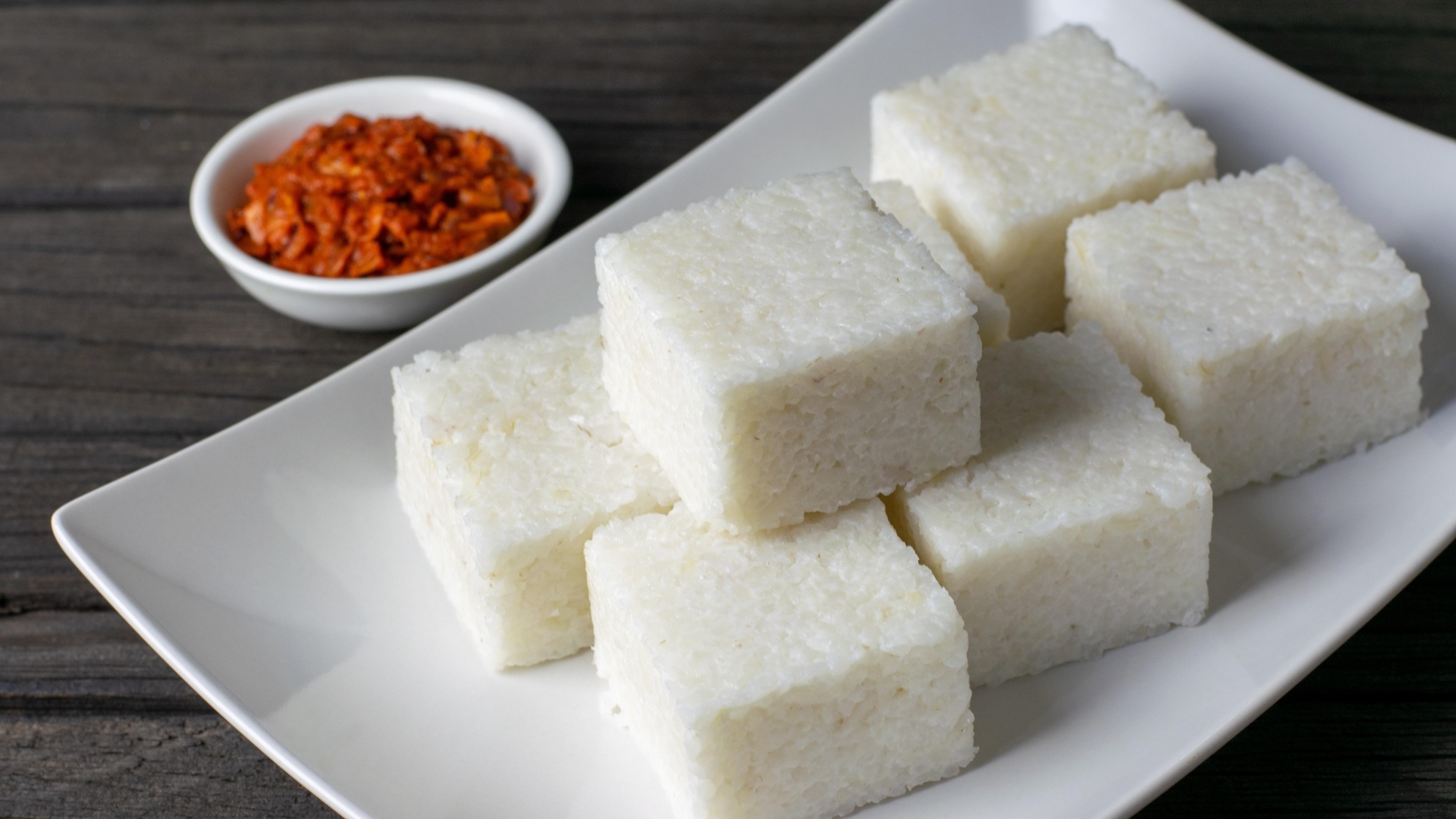 Десерт на большой белой тарелке на столе 