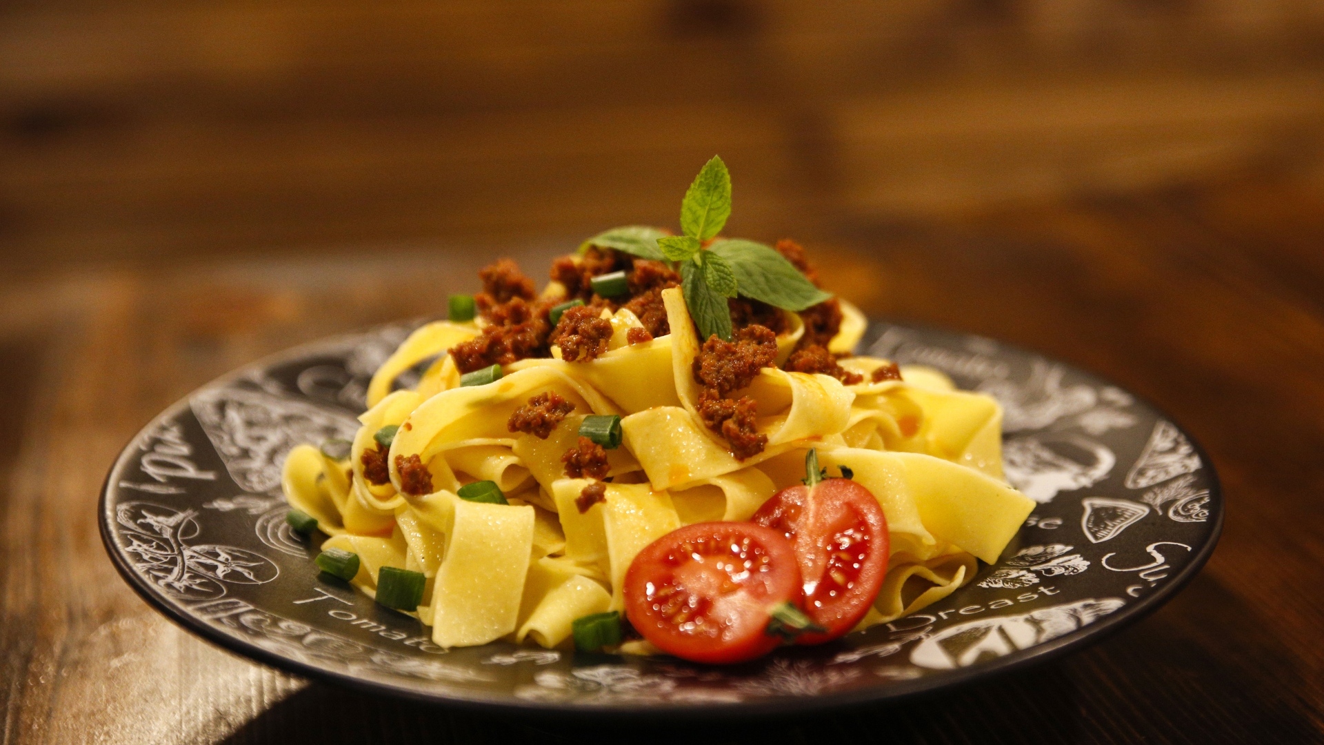 Феттучини с помидорами и фаршем