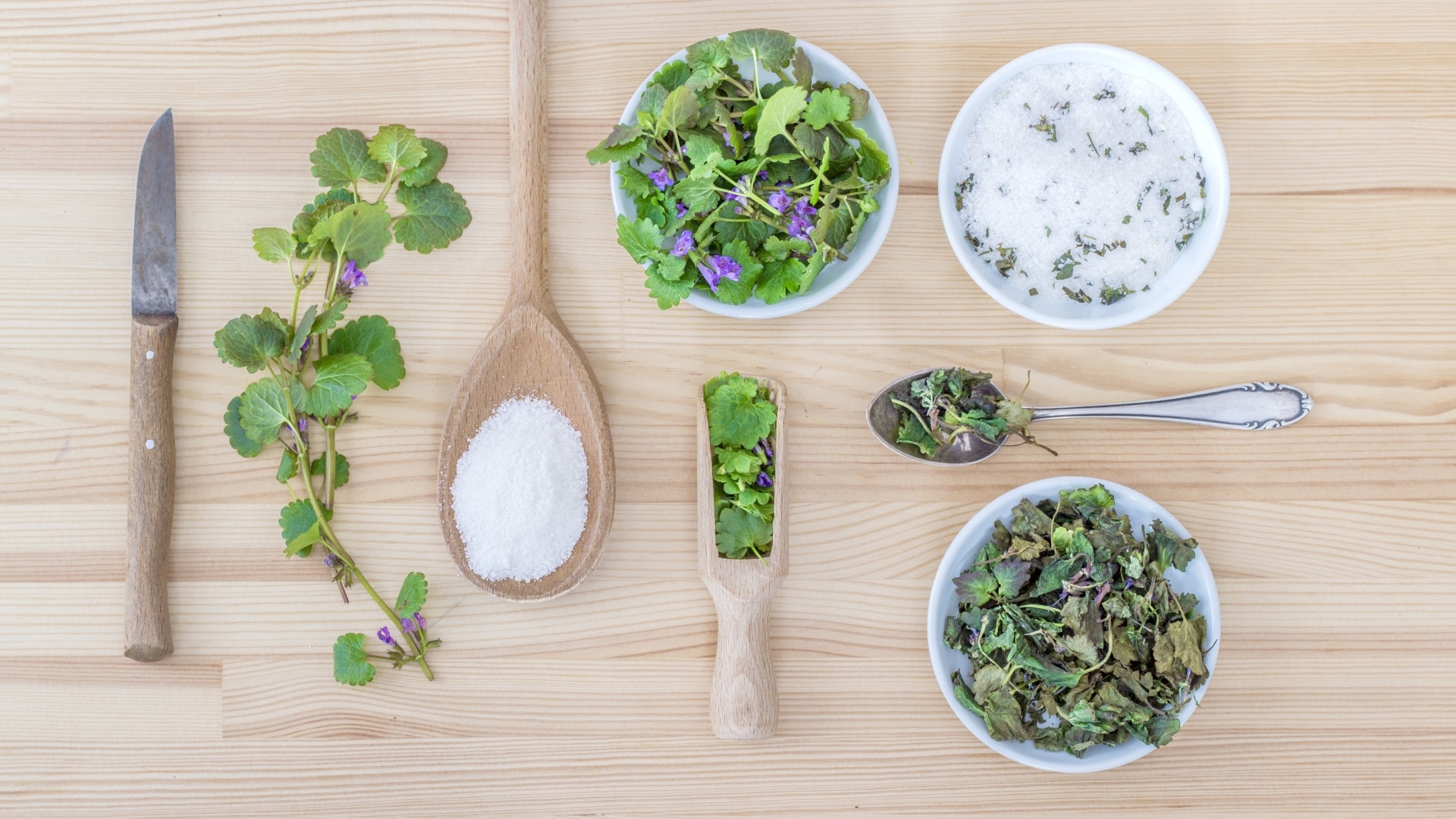 Ароматные травы на столе с солью