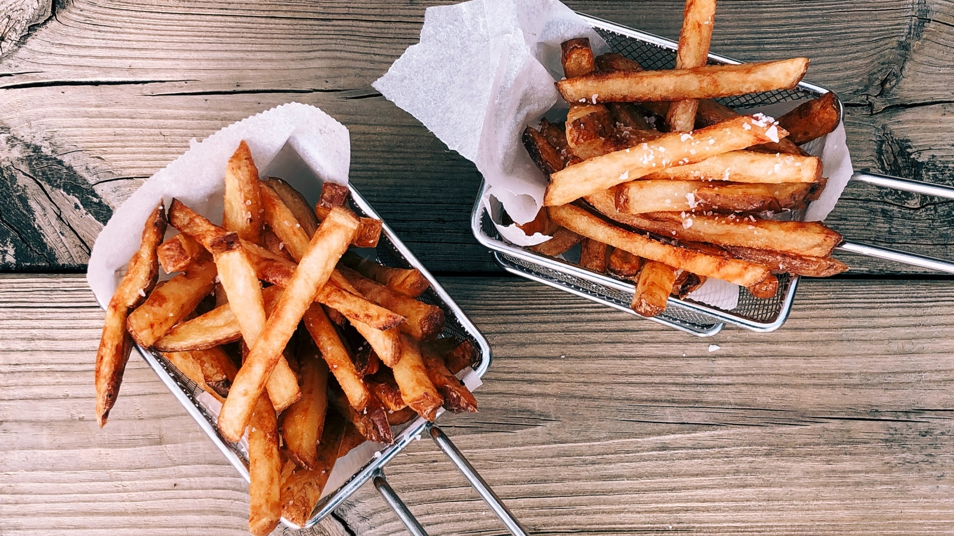 Картофель фри в сетке на столе