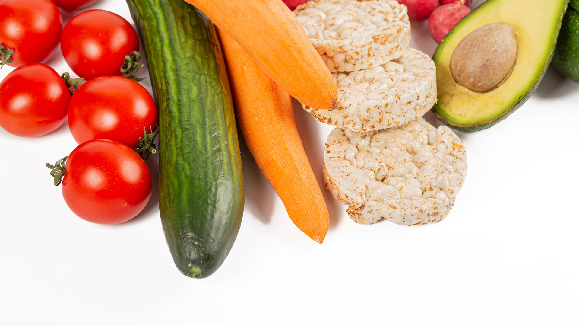 Свежие аппетитные овощи и хлопья на белом фоне