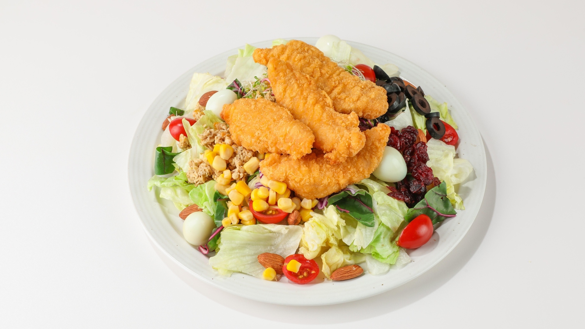 Салат с жареной курицей на сером фоне