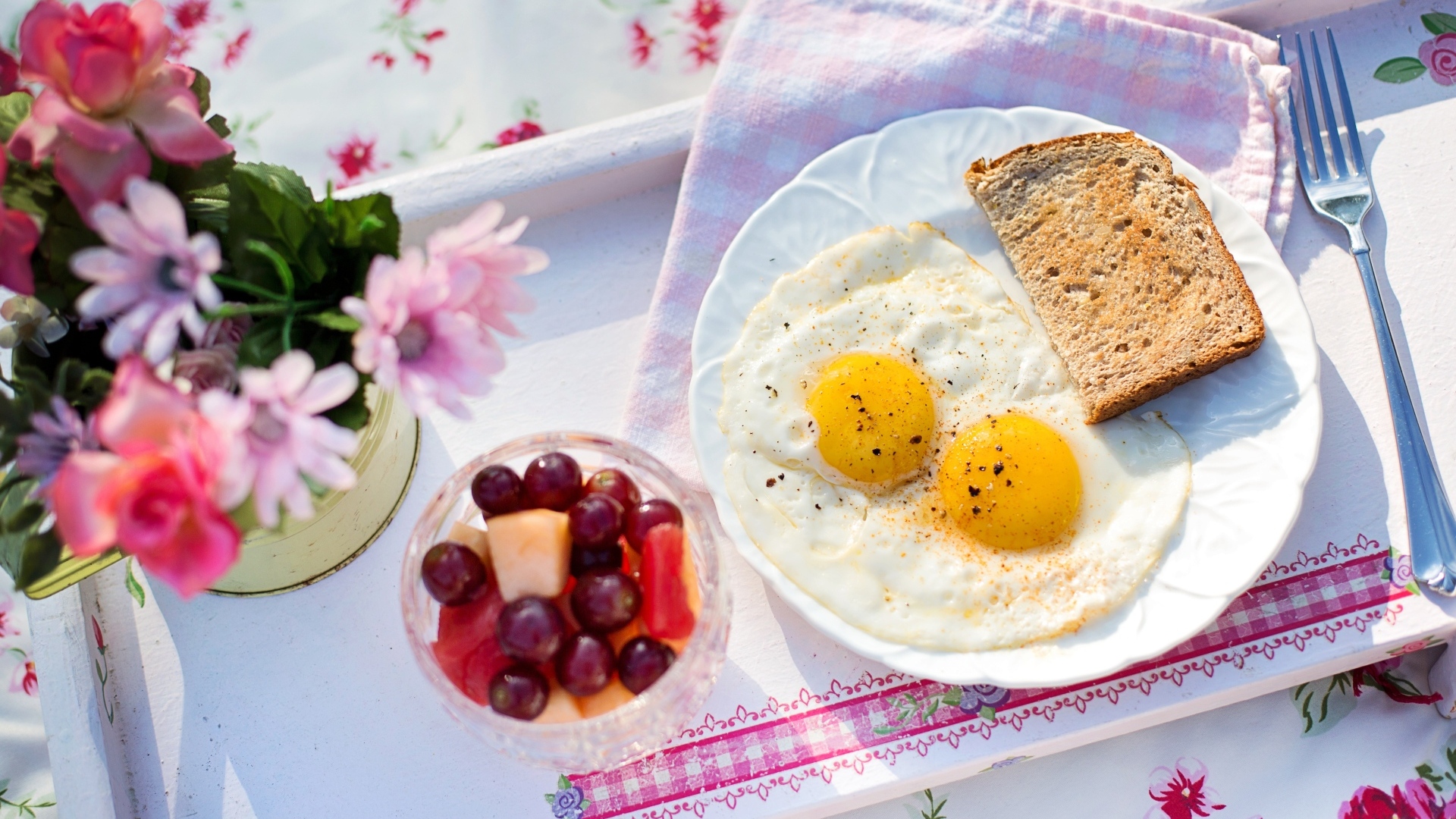 Яичница глазунья на тарелке с хлебом