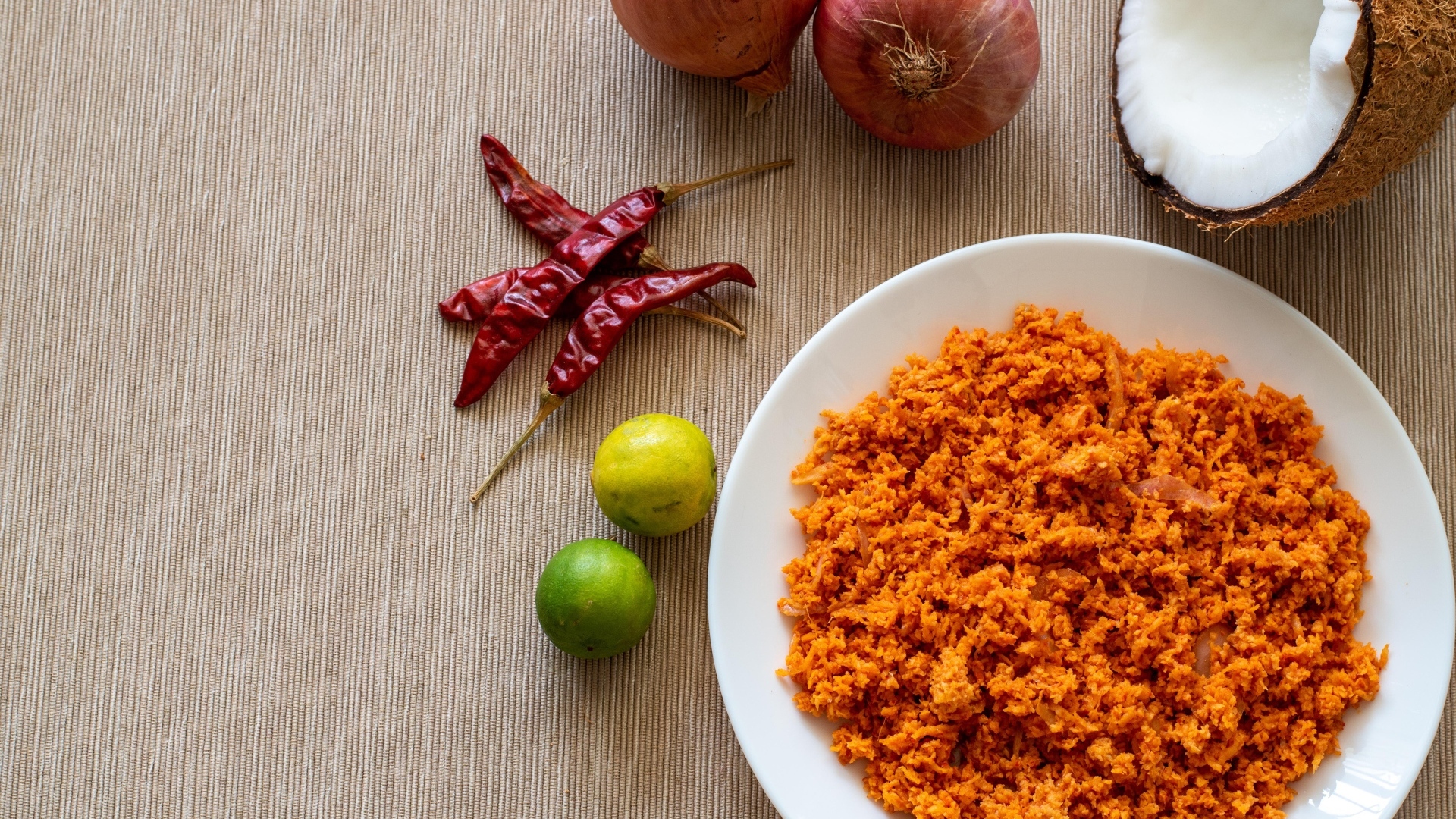 Тертая морковь на тарелке с овощами