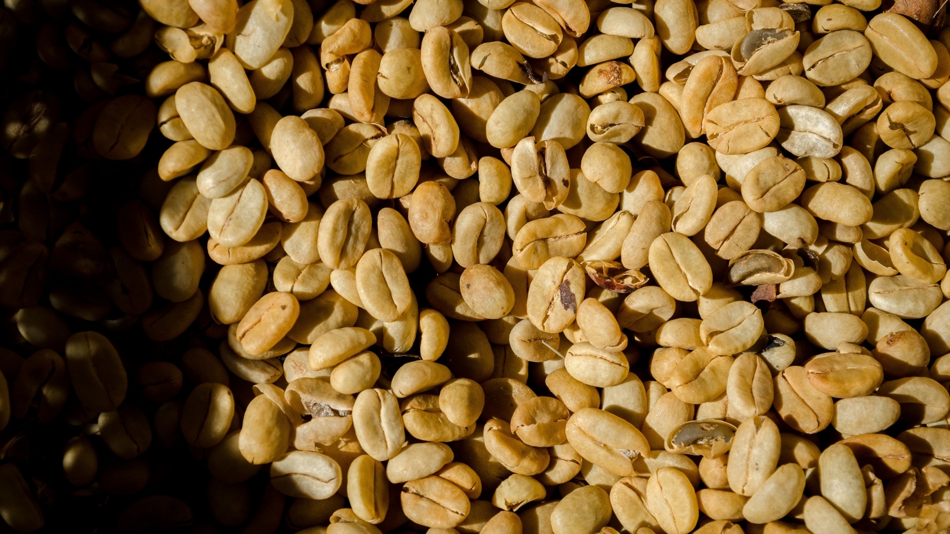 Зеленые ароматные зерна черного кофе