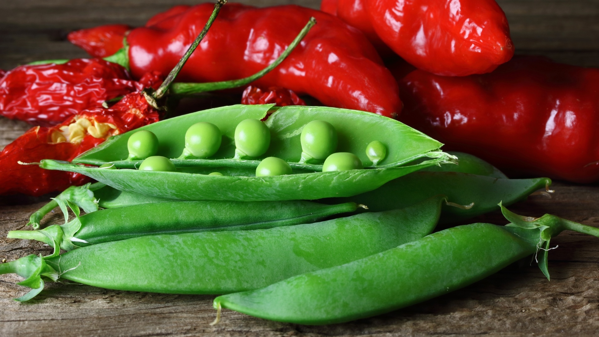 Зеленый горошек с красным перцем на столе