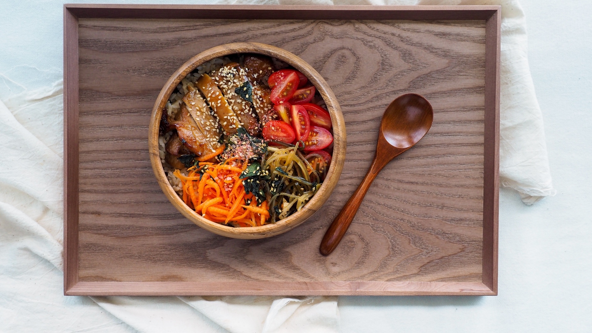 Японское блюдо с овощами на столе