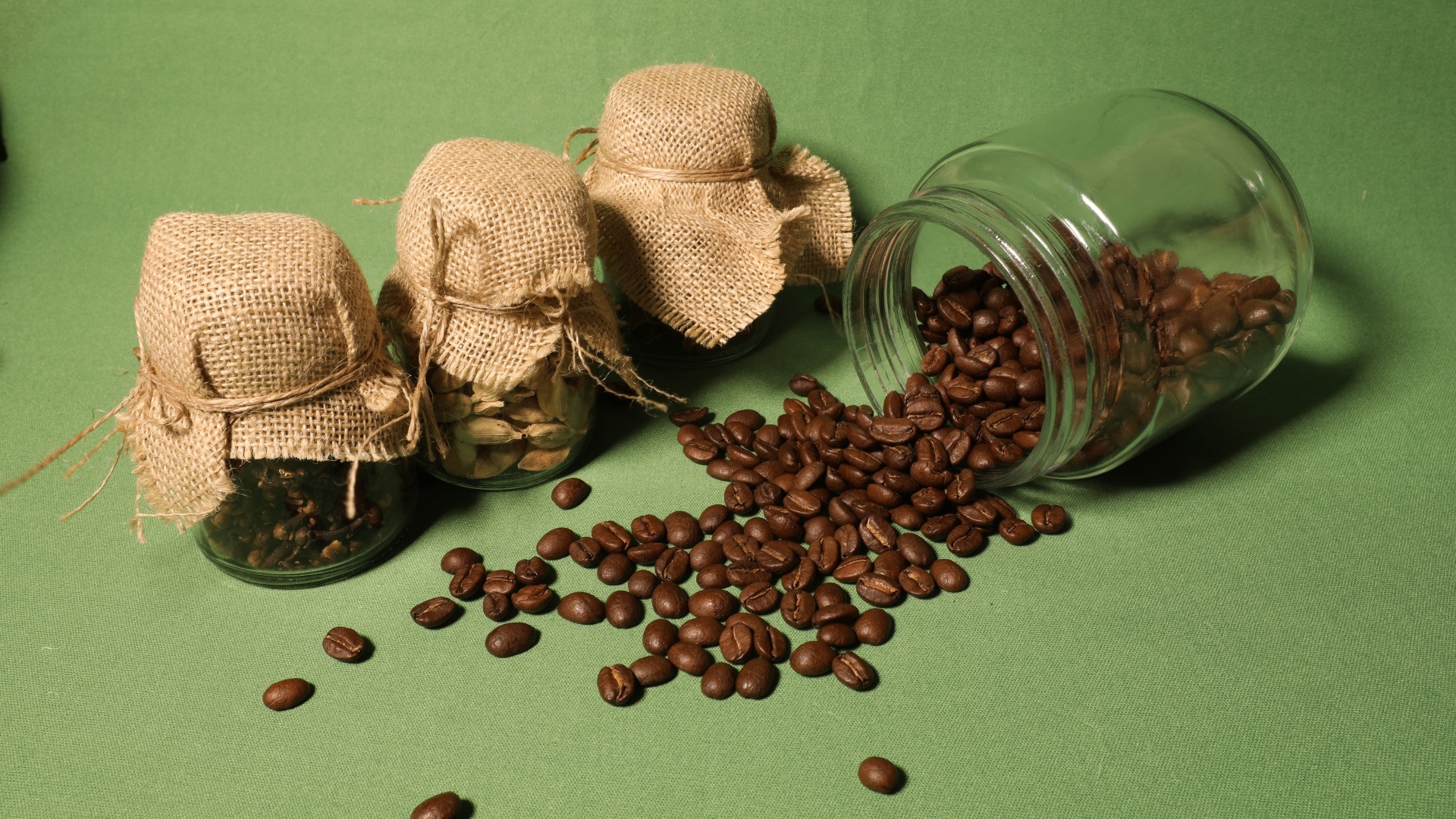 Баночки с жареными зернами кофе и специями