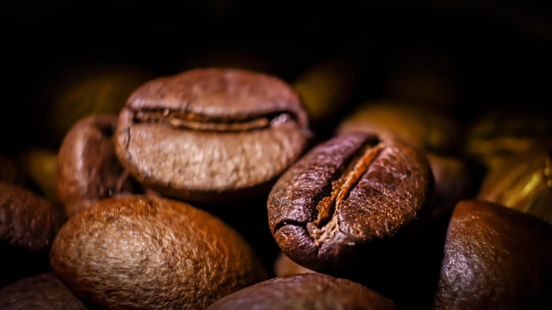 Крупные жареные ароматные зерна кофе 