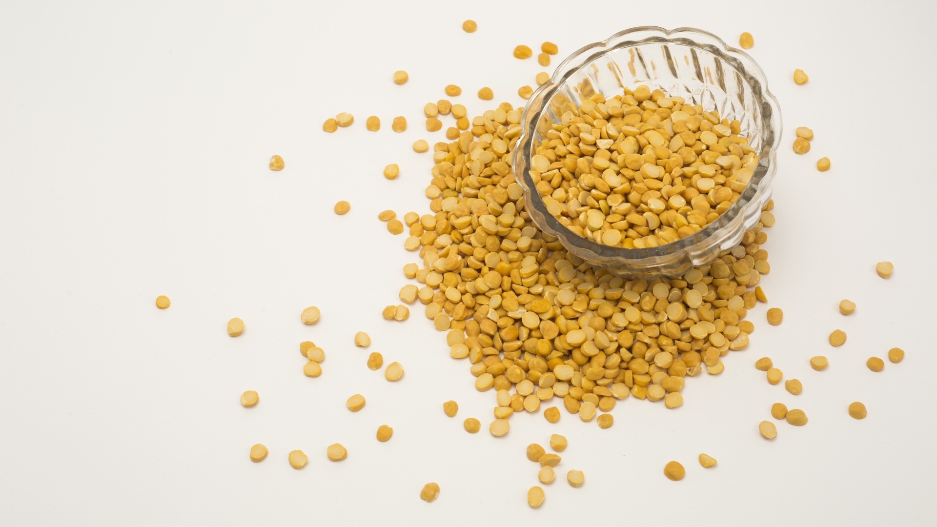 Чечевица рассыпана на белом фоне