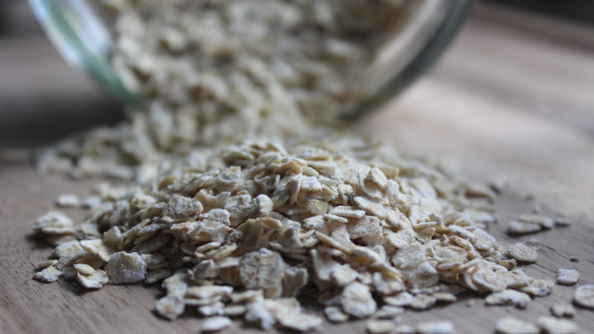 Овсяные хлопья рассыпаны на столе