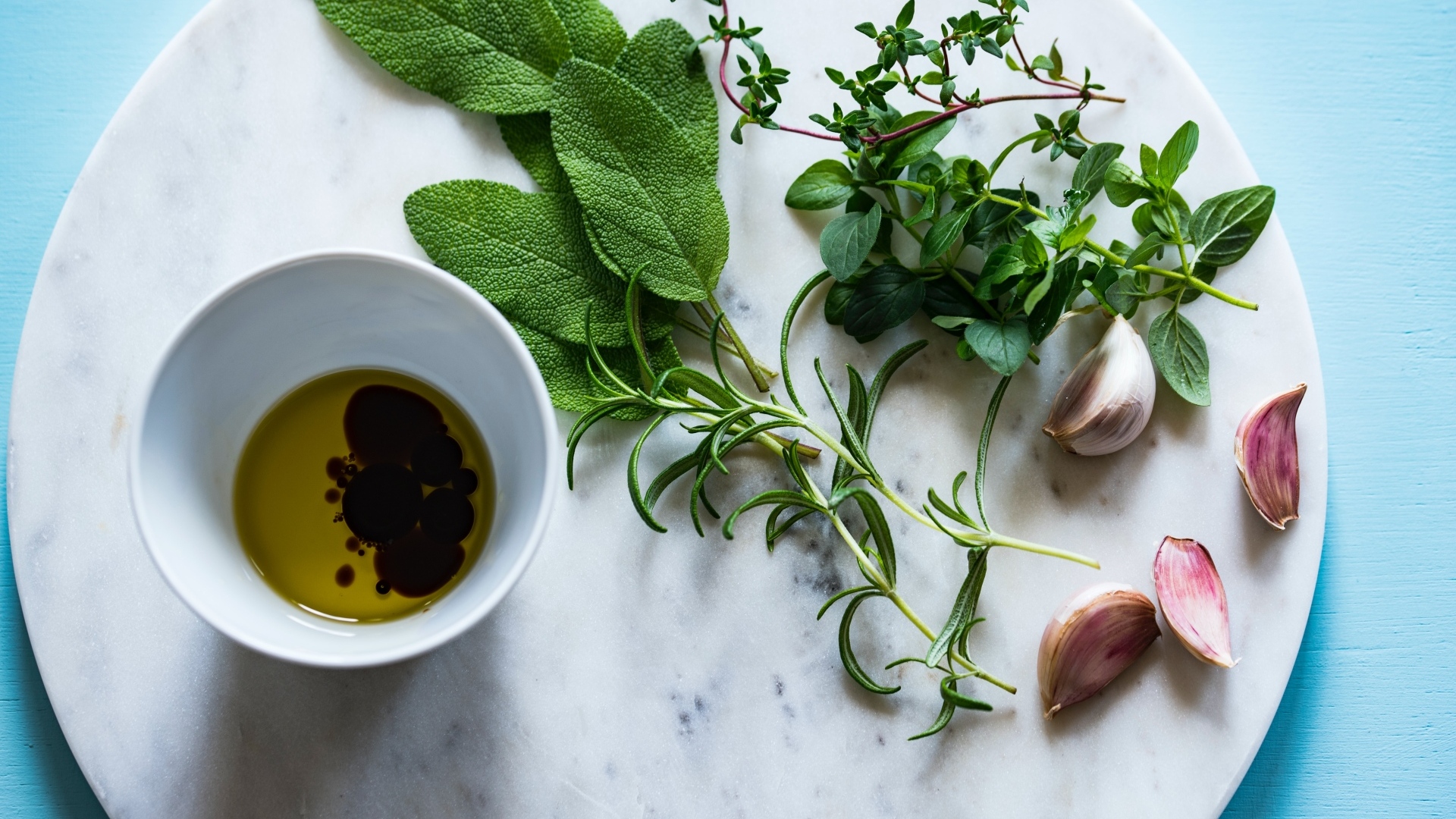 Оливковое масло с зеленью и чесноком