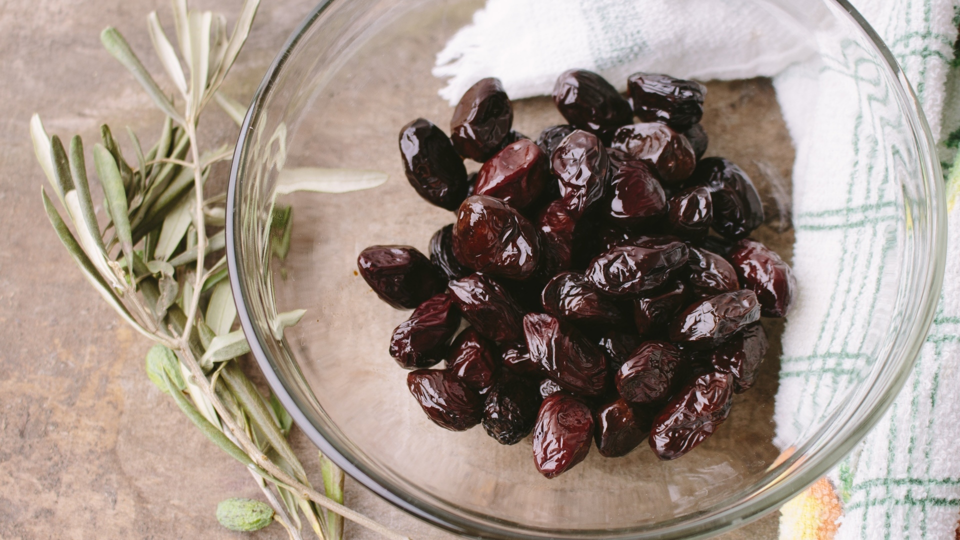 Оливки в стеклянной тарелке 