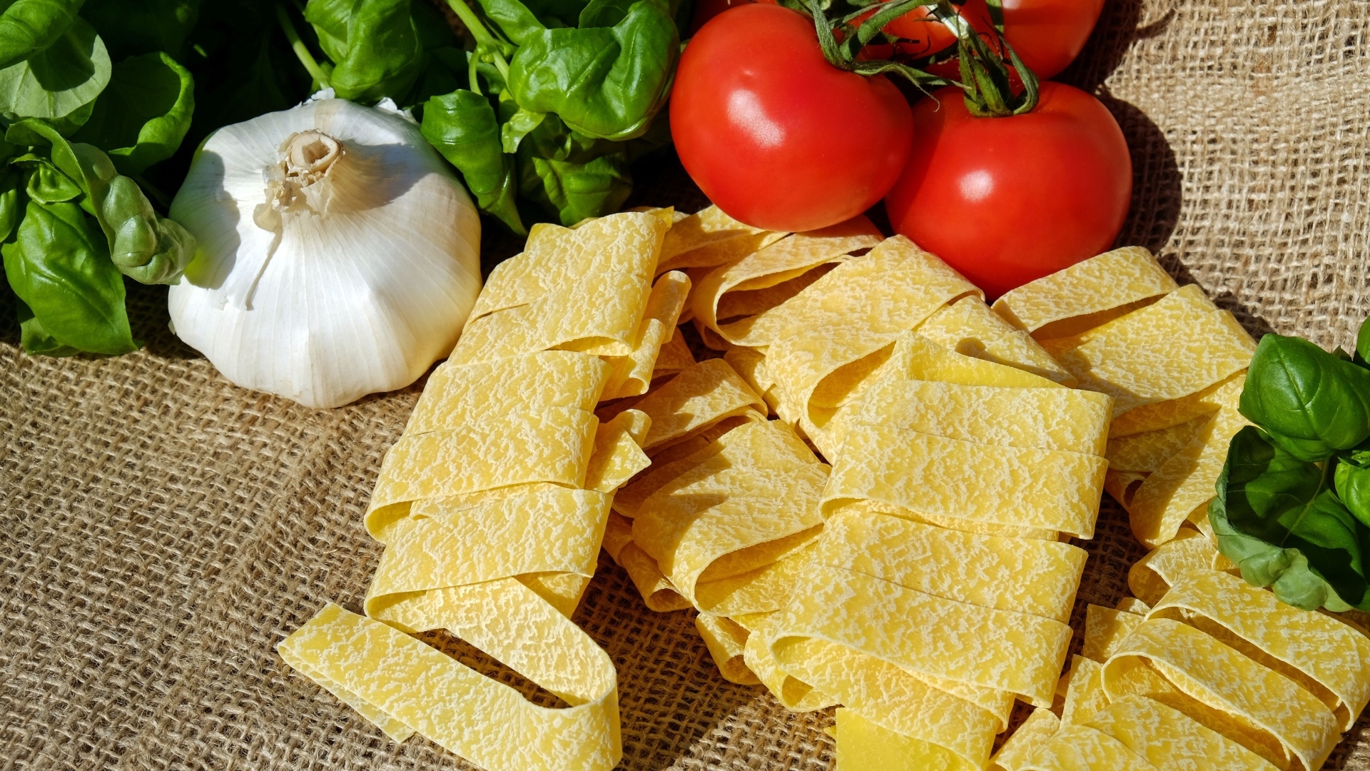 Макароны с чесноком, помидорами и базиликом