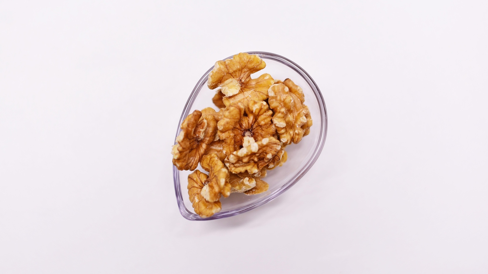 Очищенные грецкие орехи на белом фоне