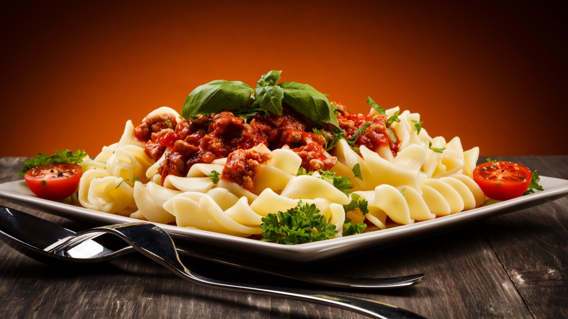 Тарелка с макаронами, фаршем и помидорами