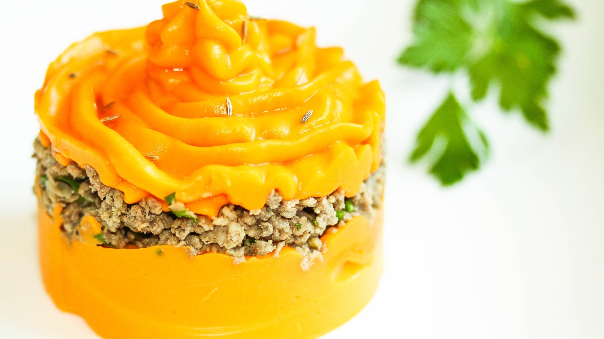 Тыквенное пюре с мясом на тарелке