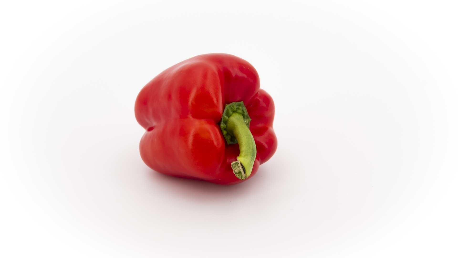 Красный сладкий перец на белом фоне