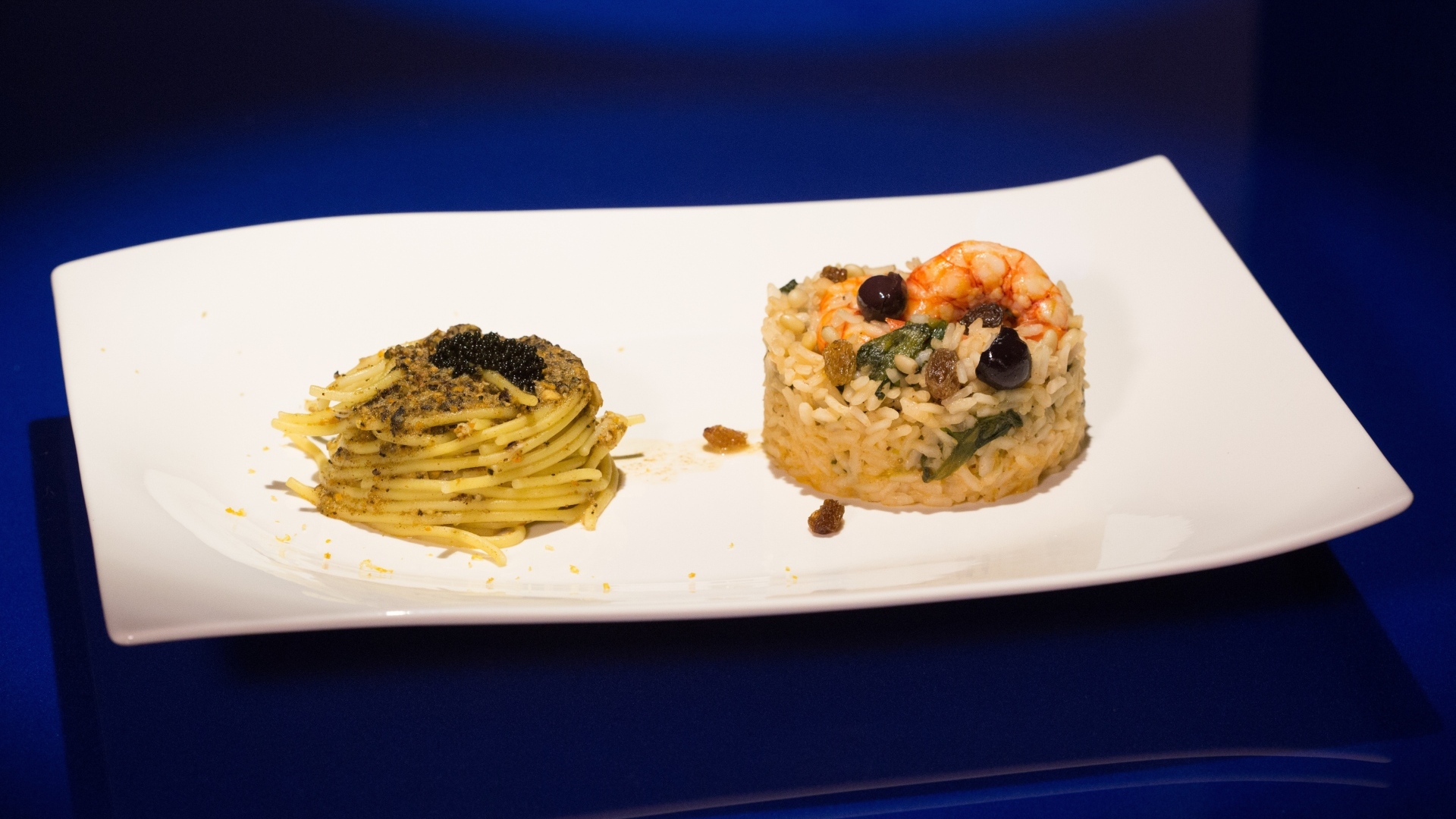 Рис и спагетти на большой белой тарелке