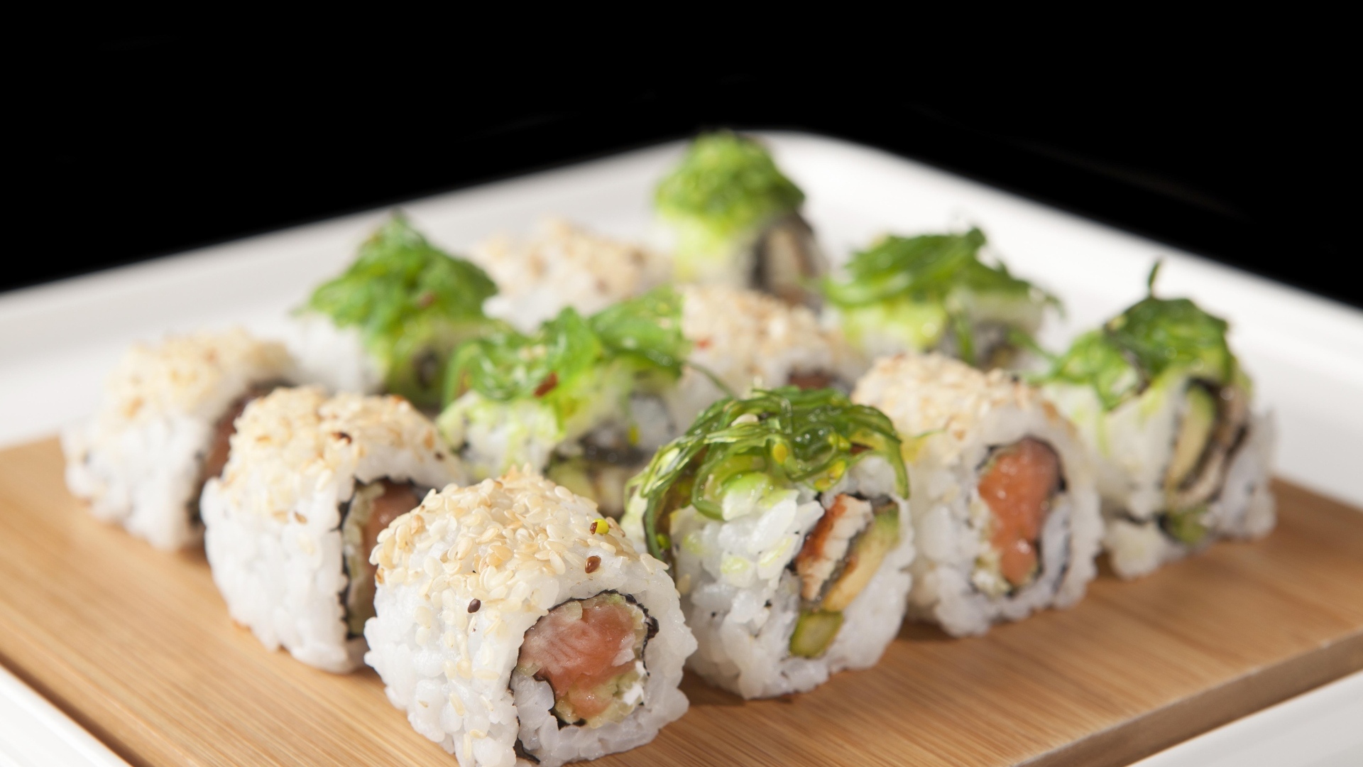 Роллы с рыбой на деревянной доске