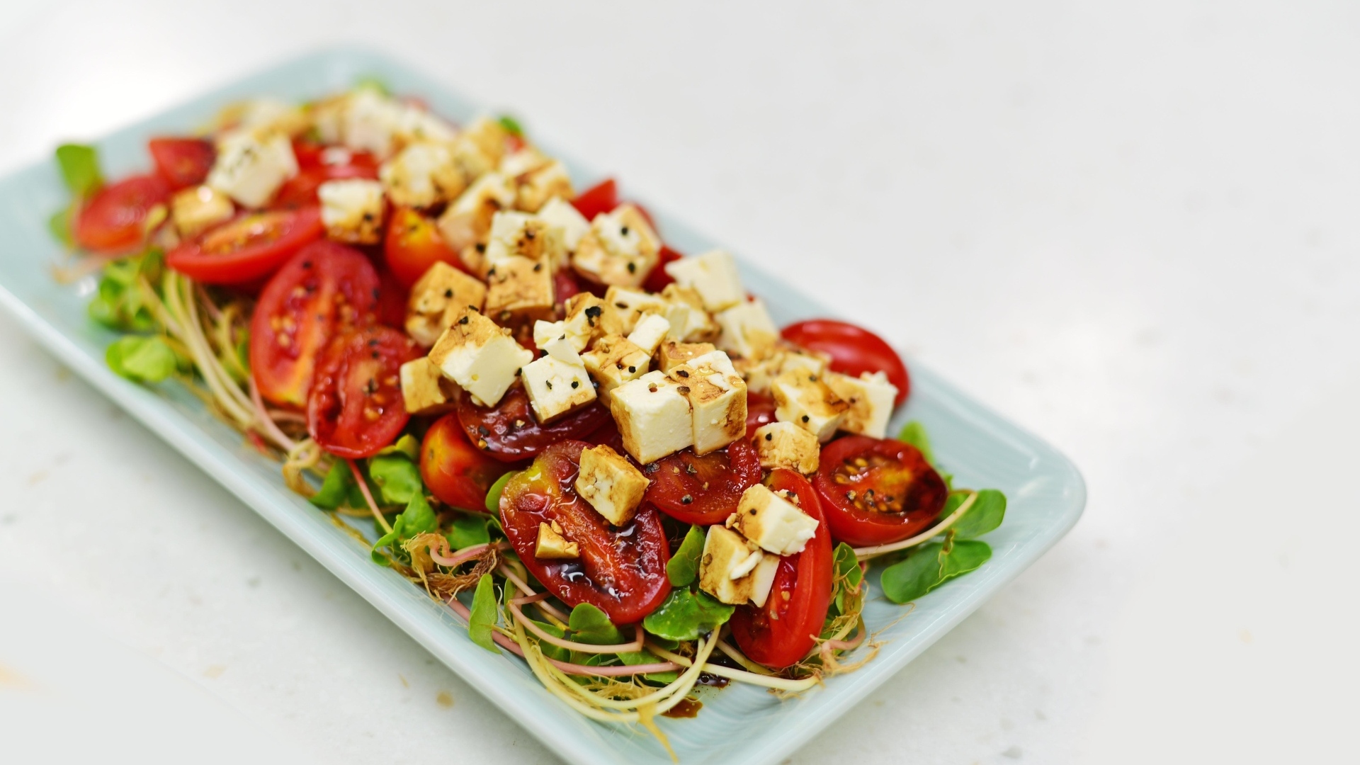 Салат с помидорами и жареным сыром