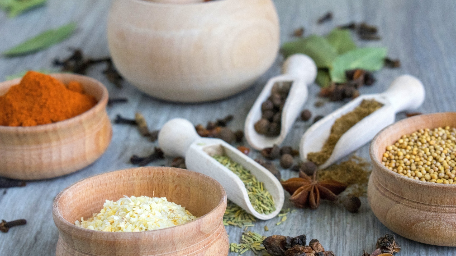 Семена и специи на столе