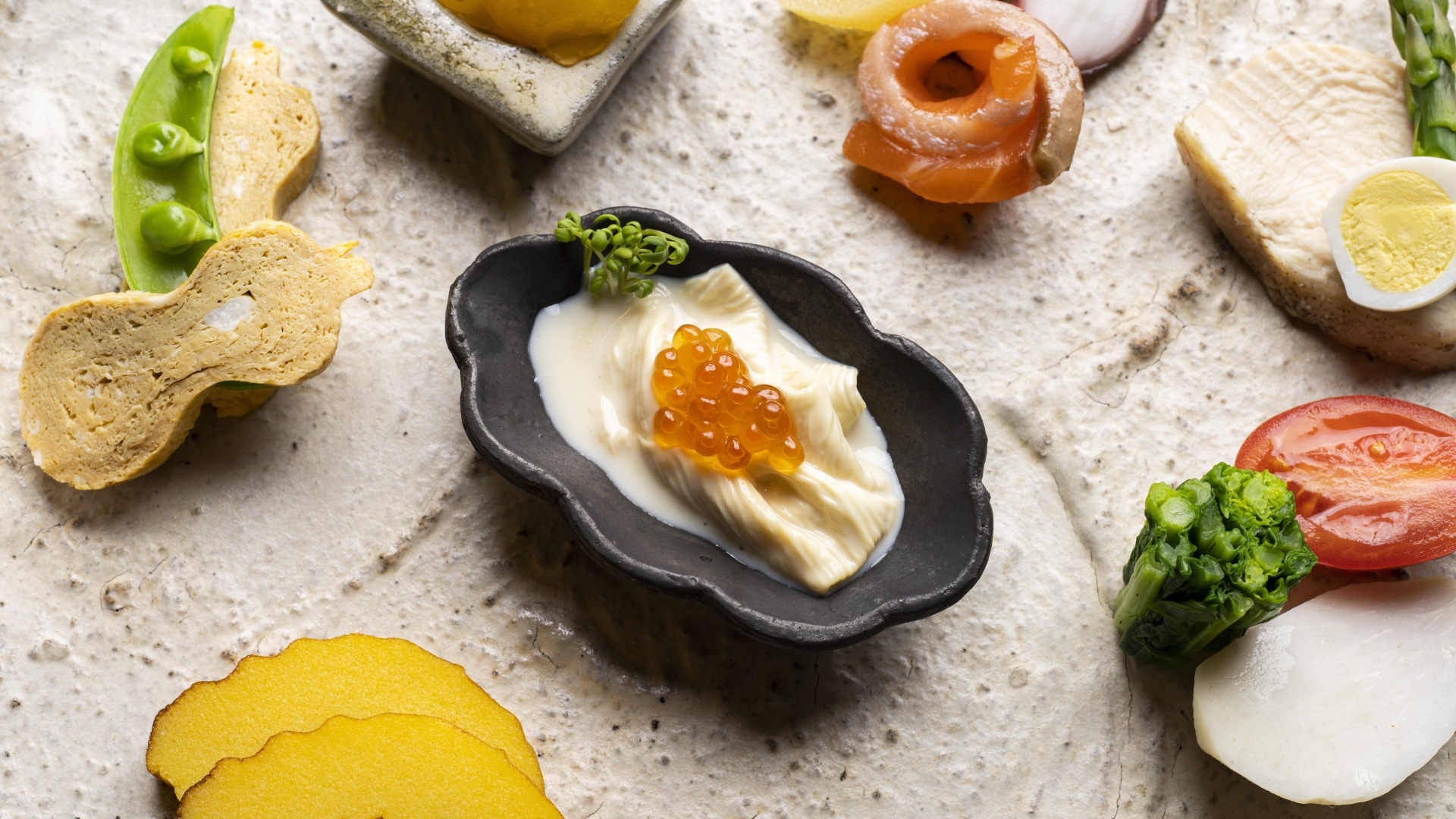 Закуски на столе с соусом